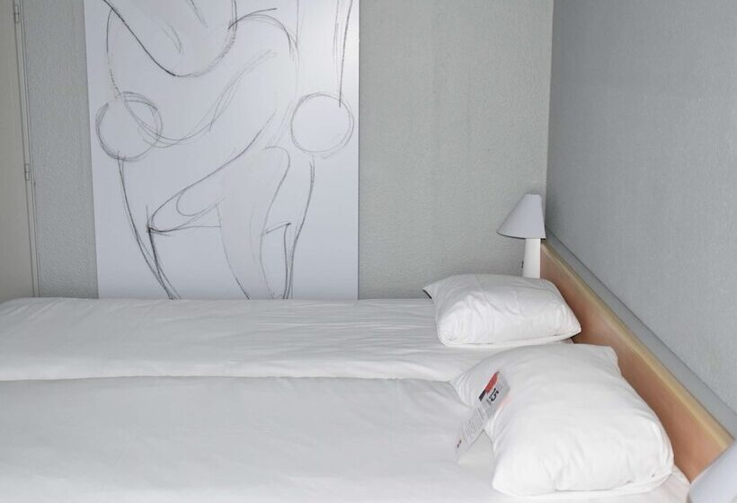 Номер Стандарт, Ibis Rochefort