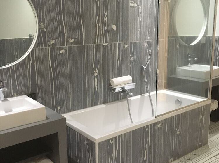 Семейный Номер, The Originals Boutique, Hôtel Le Lion, Clermontferrand