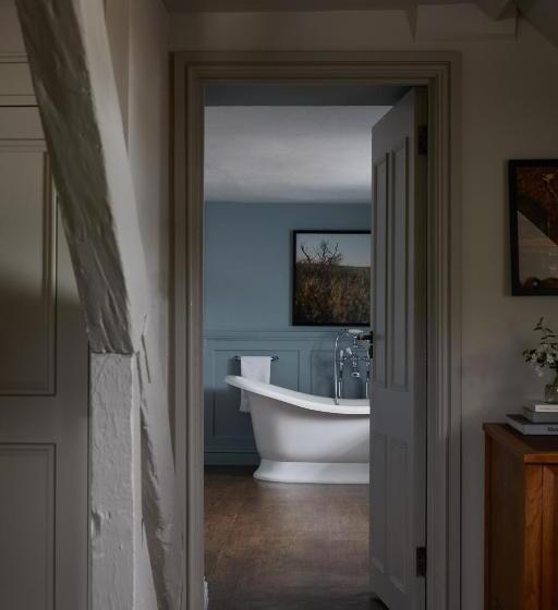 Люкс Повышенной Комфортности, Moonfleet Manor   A Luxury Family