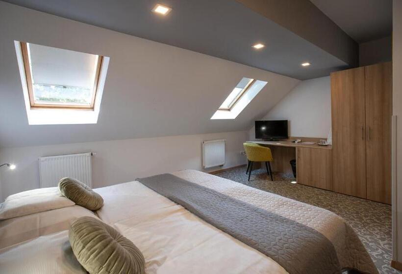 Suite, átrium Rooms & Café