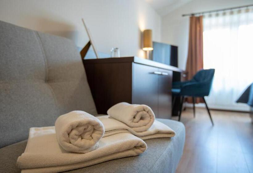 اتاق استاندارد سه نفره, átrium Rooms & Café