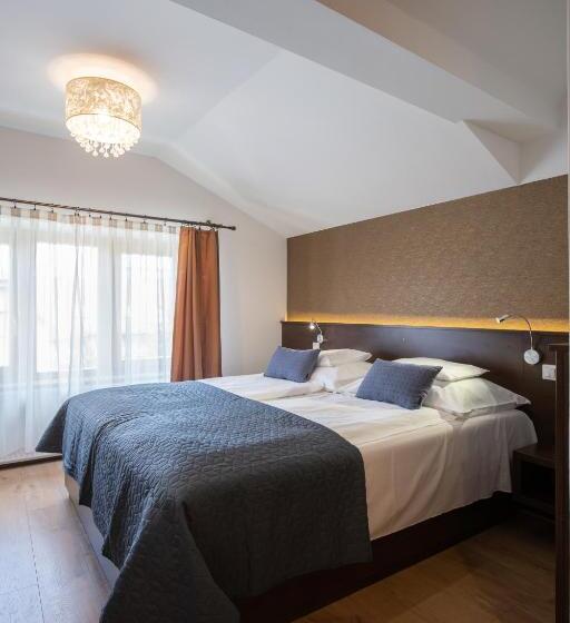 Quarto Triplo Standart, átrium Rooms & Café