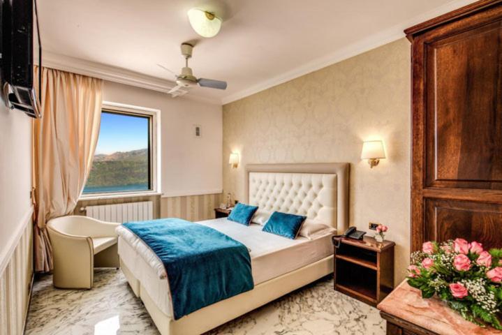 Comfort room with lake view, Castel Vecchio
