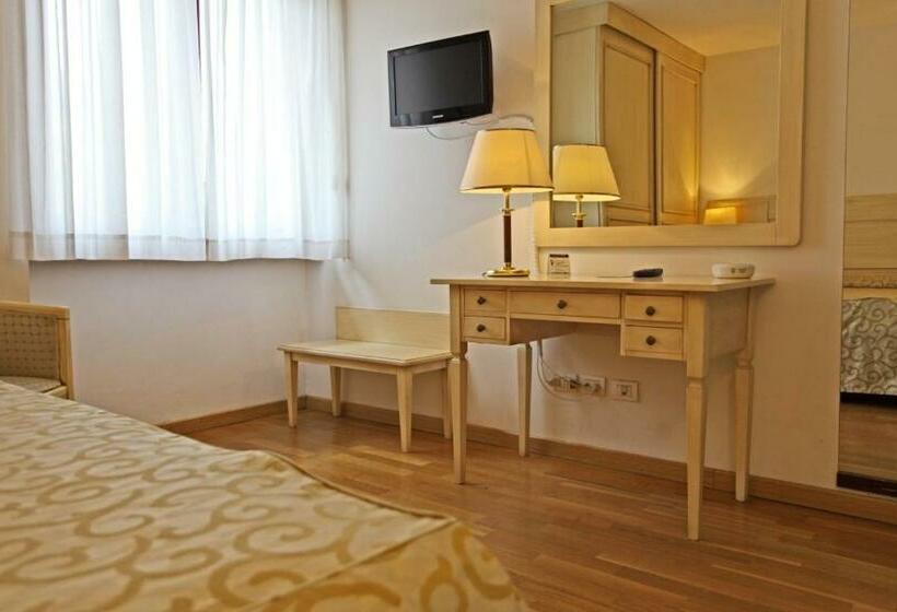 آپارتمان یک خوابه با دری مشترک که هال را جدا می کند., Grand Hotel Duomo