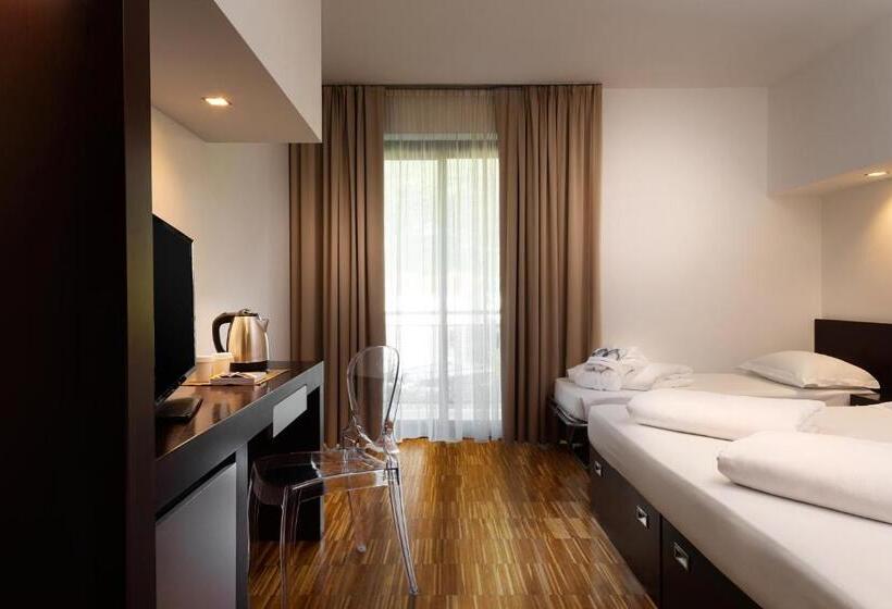 수피리어 트리플 룸, Astoria Resort