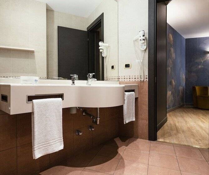 اتاق استاندارد سه نفره, Mokinba Hotels King