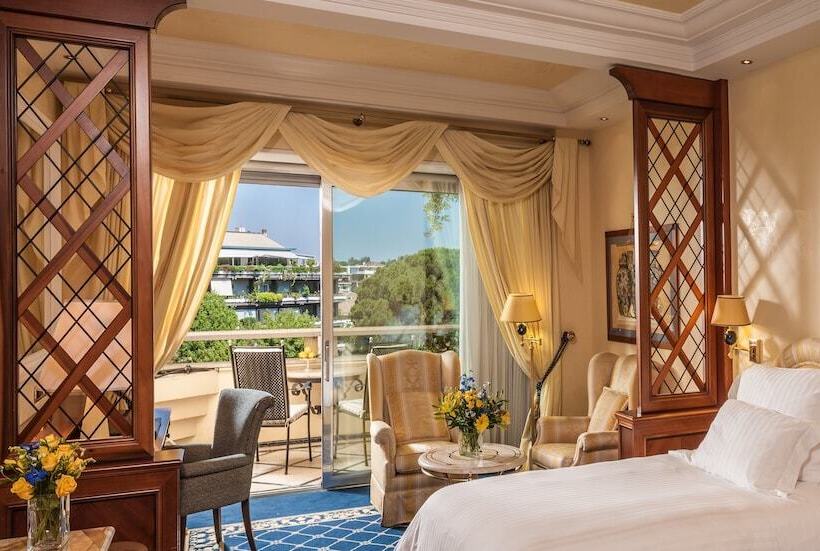 اتاق لوکس با تخت بزرگ, Rome Cavalieri A Waldorf Astoria