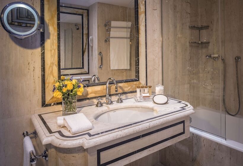 اتاق دلوکس با تخت کینگ و چشم‌انداز, Rome Cavalieri A Waldorf Astoria