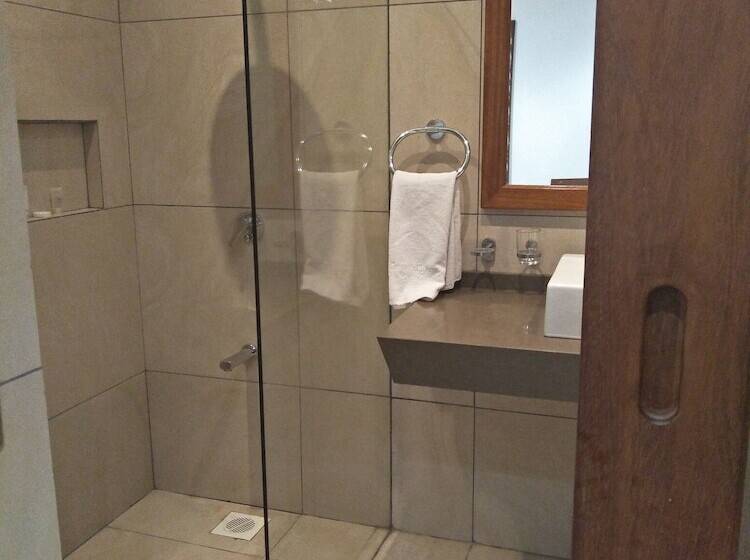 اتاق استاندارد, Travellers Beach Hotel & Club
