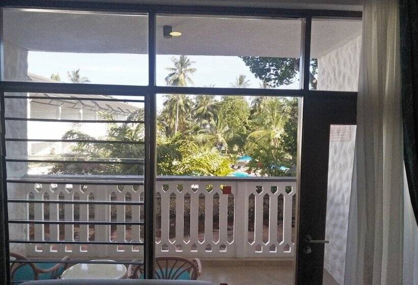 اتاق لوکس, Travellers Beach Hotel & Club