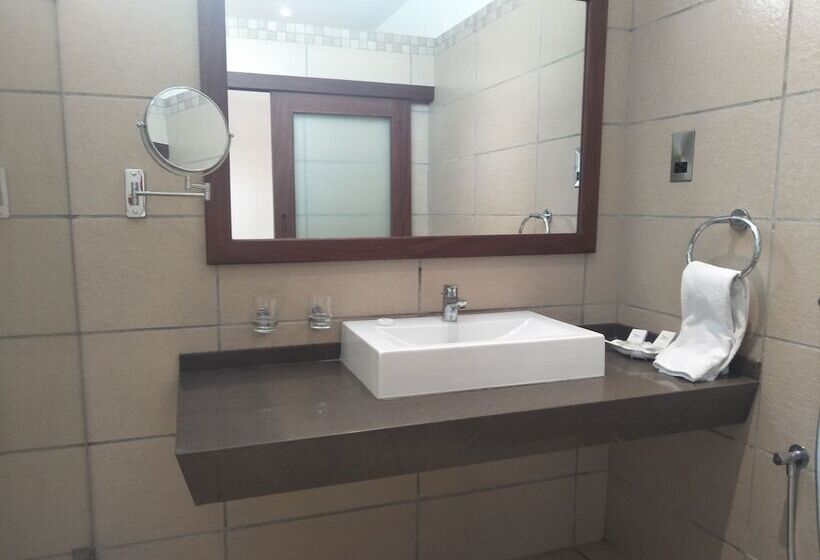 اتاق لوکس, Travellers Beach Hotel & Club