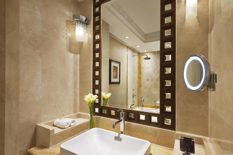 Номер Deluxe Вид на Море, Al Bustan Palace, A Ritzcarlton