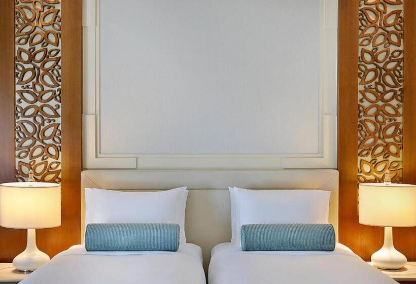 سوئیت اجرایی با چشم‌انداز دریا, Al Bustan Palace, A Ritzcarlton
