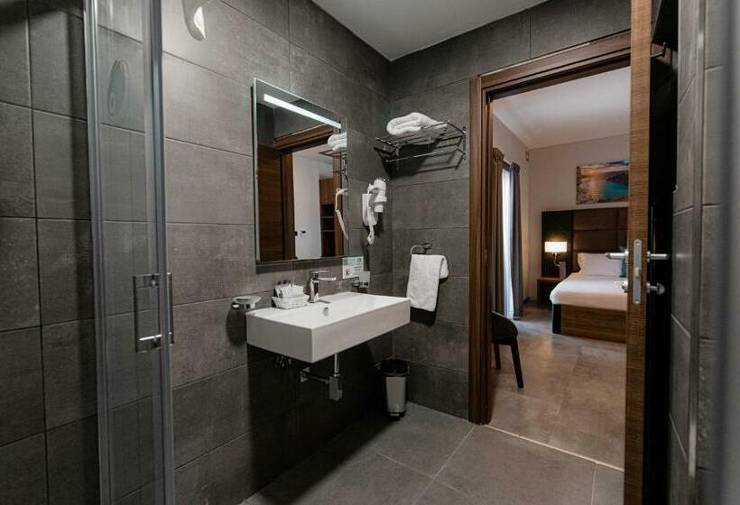 اتاق استاندارد با چشم‌انداز, Pebbles Resort