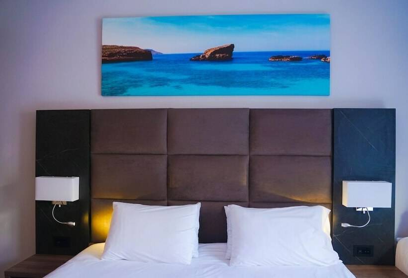 اتاق استاندارد با چشم‌انداز استخر, Pebbles Resort