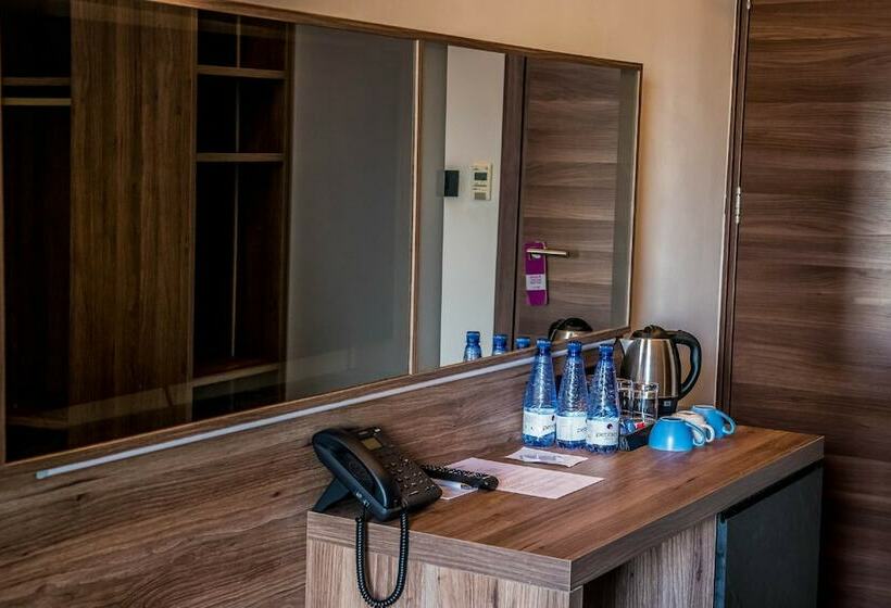 اتاق استاندارد سه تخته با چشم‌انداز استخر, Pebbles Resort