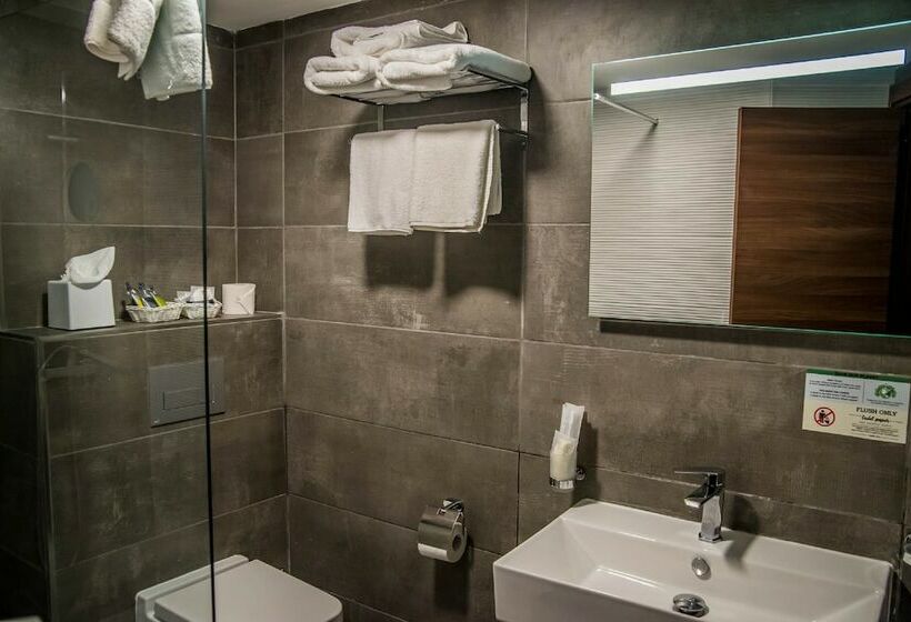 اتاق استاندارد سه تخته با چشم‌انداز استخر, Pebbles Resort