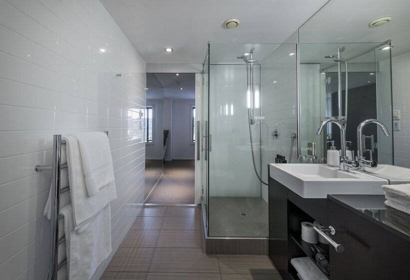 ジュニアスイート, The George