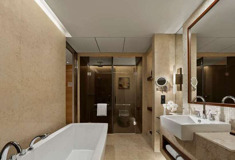 풀장 전망 디럭스 룸, Doubletree By Hilton Phuket Banthai Resort