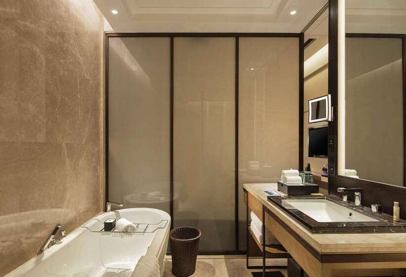 풀장 전망 디럭스 룸, Doubletree By Hilton Phuket Banthai Resort