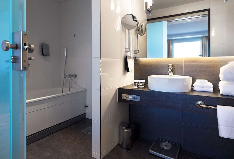 Полулюкс, Hilton Helsinki Kalastajatorppa