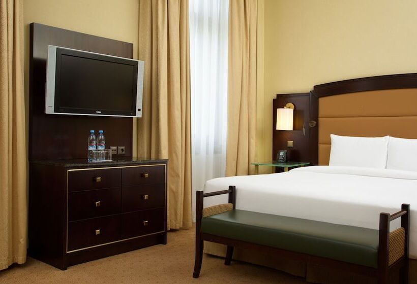Номер Deluxe Кровать Кинг, Hilton Moscow Leningradskaya