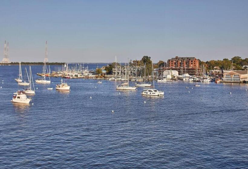 带大床的豪华间, Annapolis Waterfront Hotel, Autograph Collection