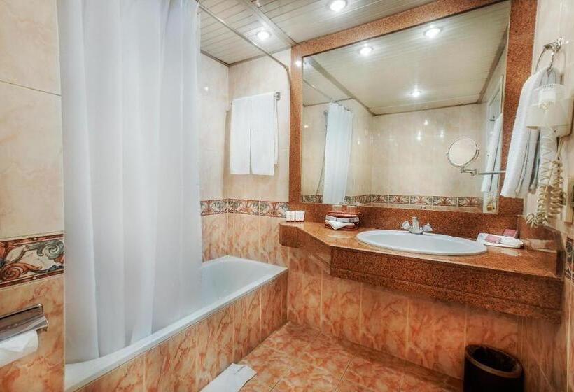 اتاق استاندارد سه تخته با چشم‌انداز باغ, Pyramisa Hotel Luxor