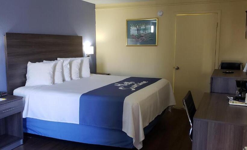 장애인을 위한 킹사이즈 침대 스탠다드 룸, Days Inn By Wyndham Hampton Near Coliseum Convention Center