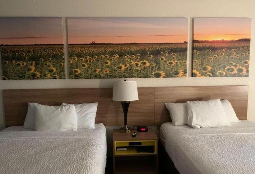 Номер Стандарт, Days Inn By Wyndham Topeka