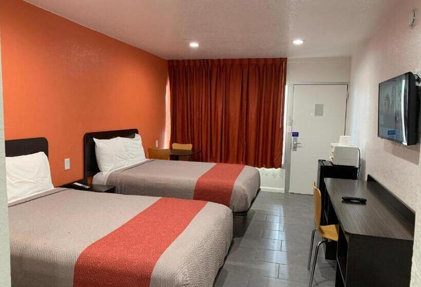 חדר דלוקס לארבעה, Motel 6 Englewood
