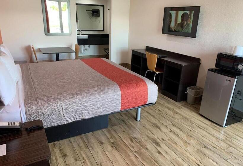 חדר דחוקס עם מיטת קינג, Motel 6 Englewood