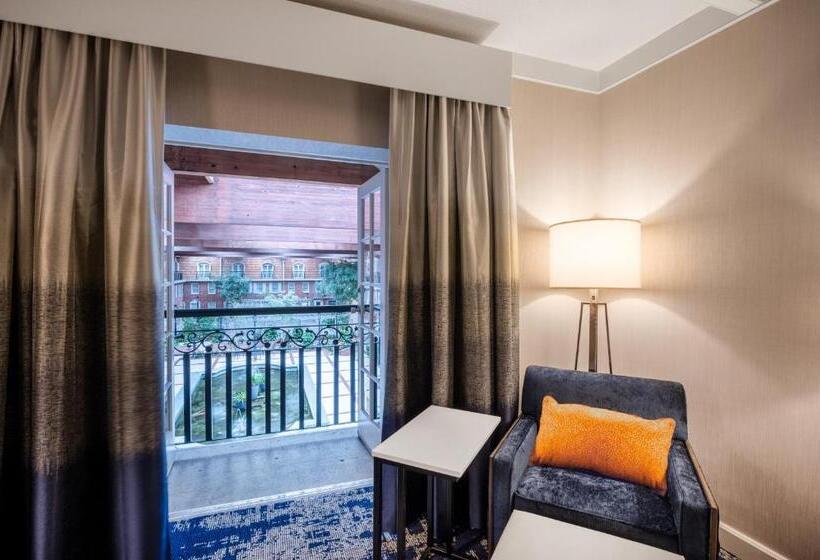 חדר סטנדרט עם מיטת קינג, Crowne Plaza Albany  The Desmond