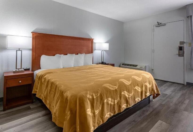 キングサイズベッドのスタンダードルーム, Quality Inn Near Fort Liberty