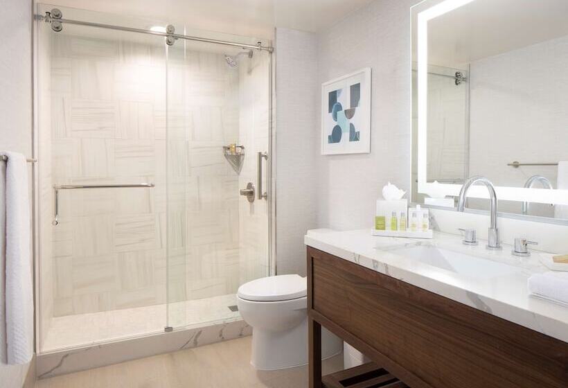 带2个双人床的标准工作室, Hilton Santa Monica Hotel & Suites