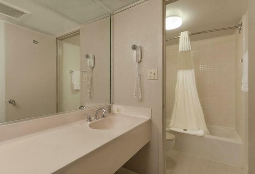 חדר סטנדרט, Ramada By Wyndham Kissimmee Gateway   Free Theme Park Shuttle