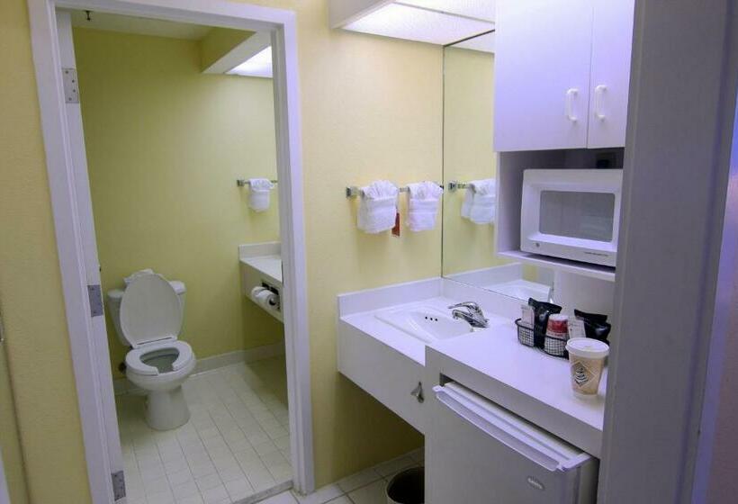 חדר דחוקס עם מיטת קינג, Ramada By Wyndham Kissimmee Gateway   Free Theme Park Shuttle