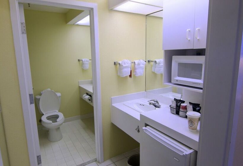 חדר דלוקס, Ramada By Wyndham Kissimmee Gateway   Free Theme Park Shuttle