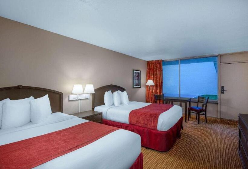 חדר דלוקס מותאם לאנשים עם מוגבלויות, Ramada By Wyndham Kissimmee Gateway   Free Theme Park Shuttle