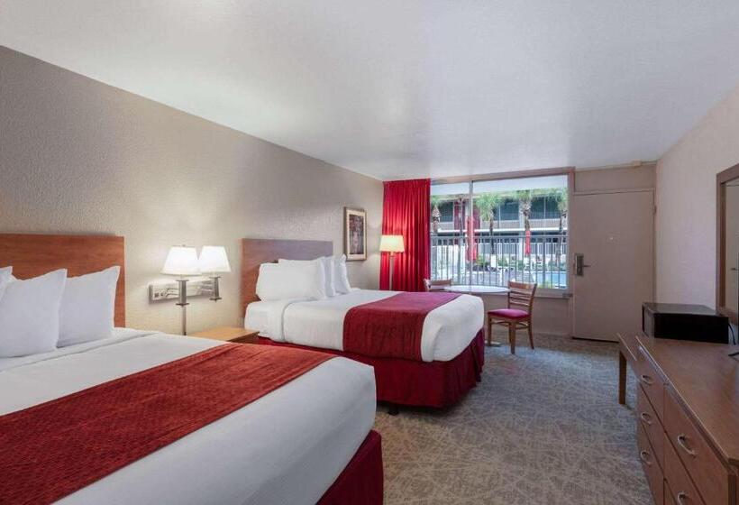 חדר סופריור נוף לבריכה, Ramada By Wyndham Kissimmee Gateway   Free Theme Park Shuttle