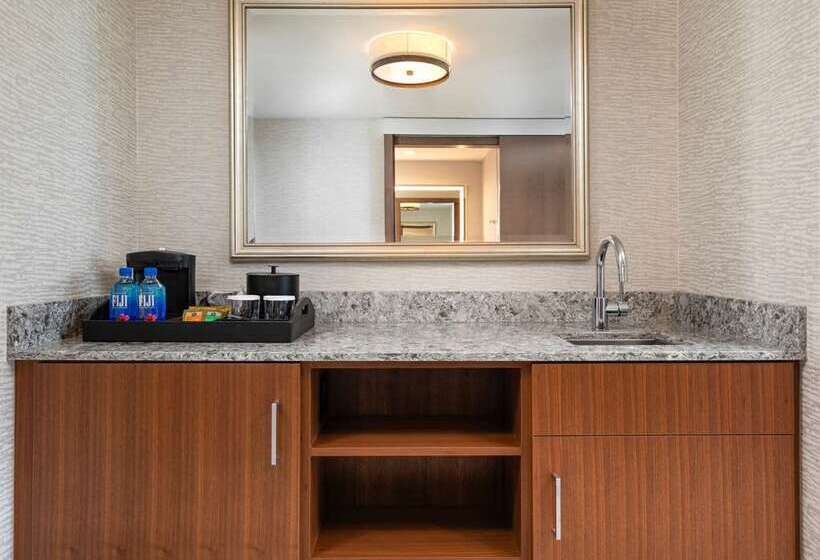Полулюкс Кровать Кинг, Alex Johnson Rapid City Curio Collection By Hilton