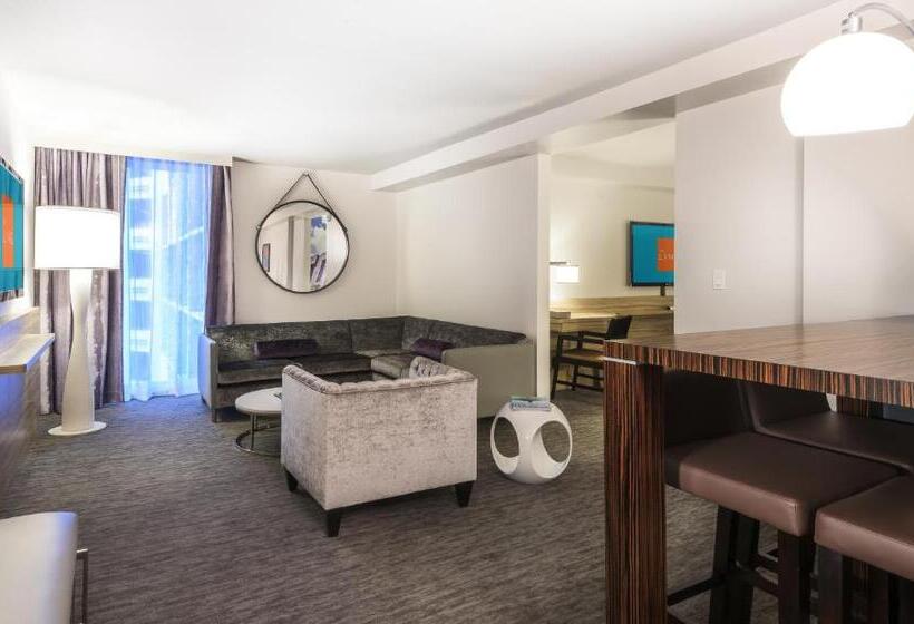 سوئیت جونیور با تخت بزرگ, The Linq Hotel + Experience