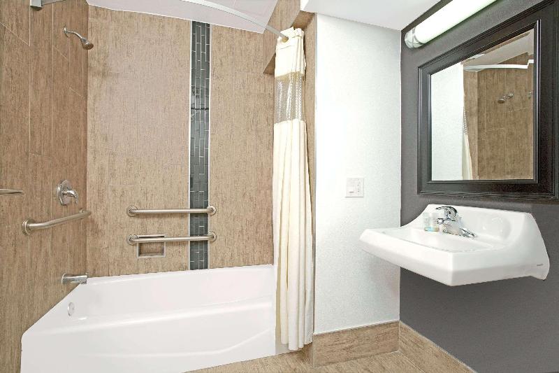 스탠다드 룸 퀸사이즈 침대, Travelodge By Wyndham Lax