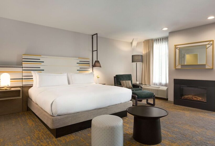 小型套房带阳台, Doubletree By Hilton Campbell  Pruneyard Plaza