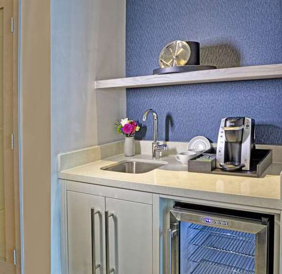 Номер Deluxe с Видом, Hilton Waikiki Beach Resort & Spa