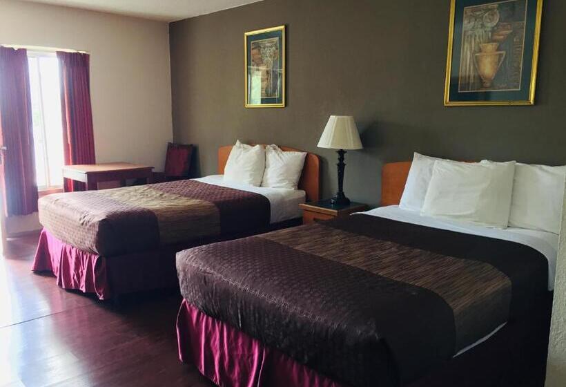 带2个双人床的标准工作室, Bear Mount Inn & Suites