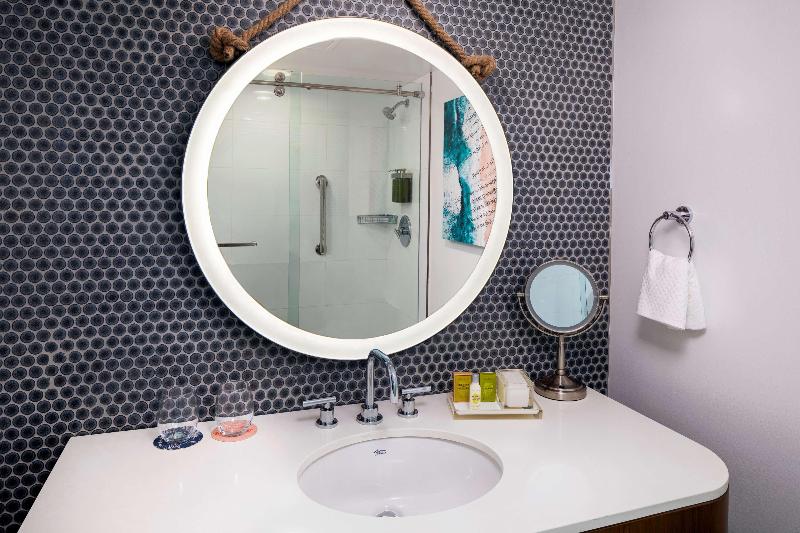 Sviitti King-vuode, The Reach Key West, Curio Collection By Hilton