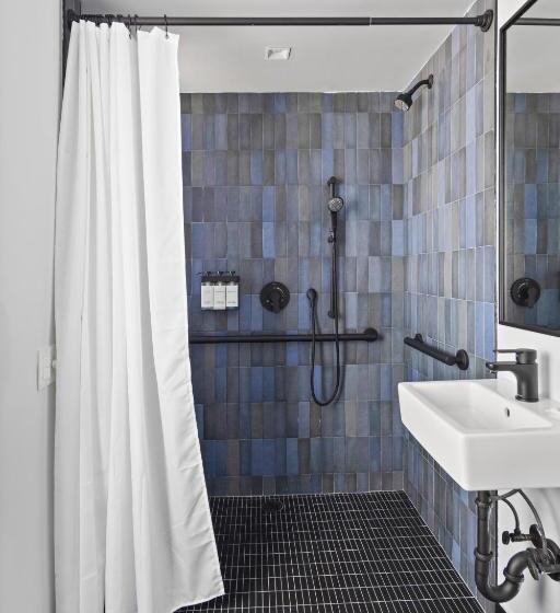 장애인을 위한 스위트, Riverside Tower Hotel