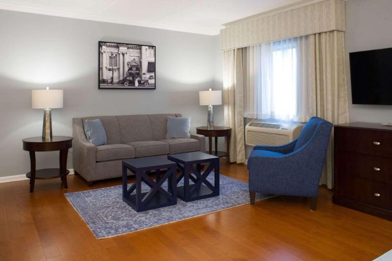 带大床的套房, Best Western Plus Franklin Square Inn