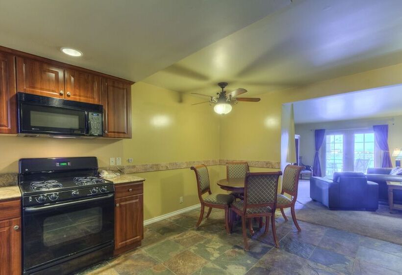 Люкс Deluxe 2 Спальни, Oceanside Marina Suites  A Waterfront